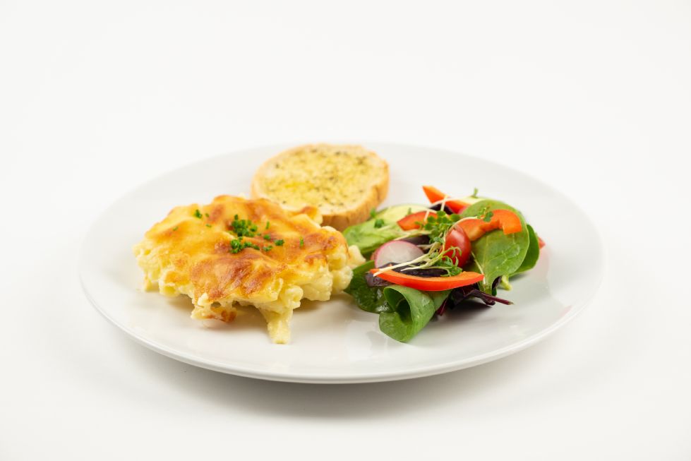 Macaroni cheese with a bread roll and salad