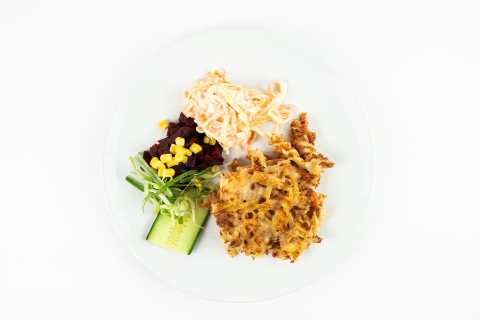 Pasta bolognese with coleslaw and salad